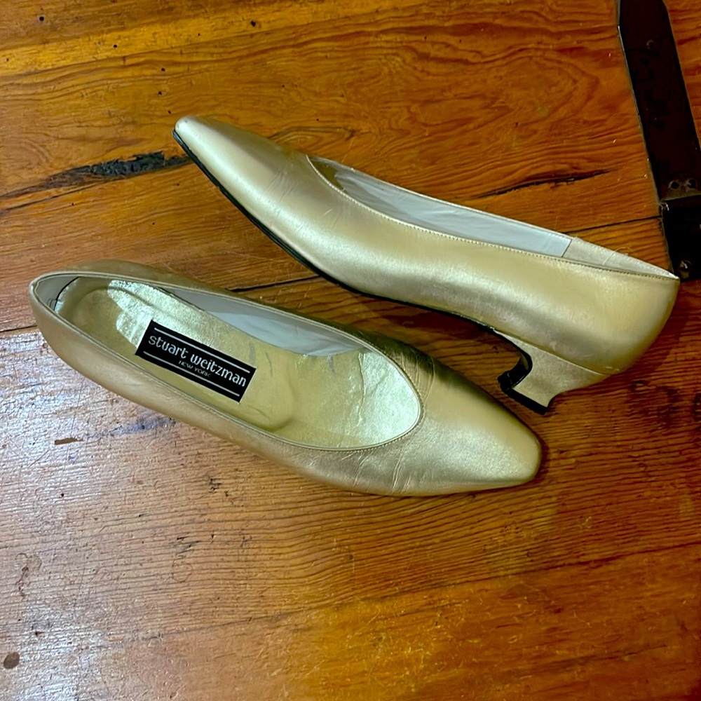 Vintage stuart weitzman kitten heel gold stumps. Size 9.5 B